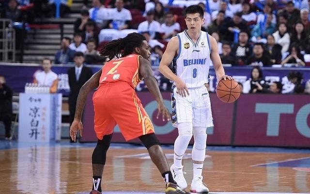  CBA焦点战上演精彩攻防对决