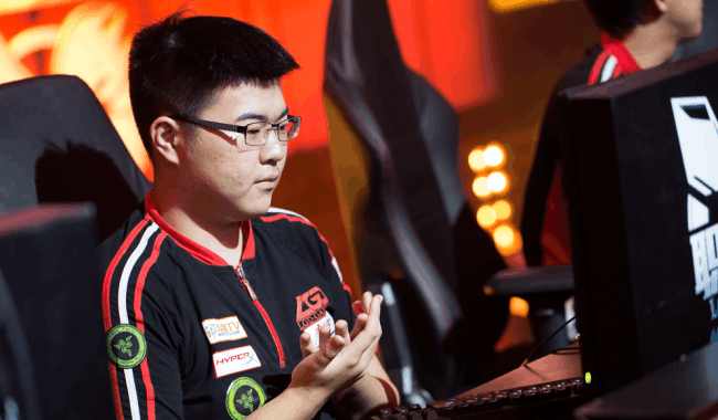  电竞选手沉着应战彰显大将风范