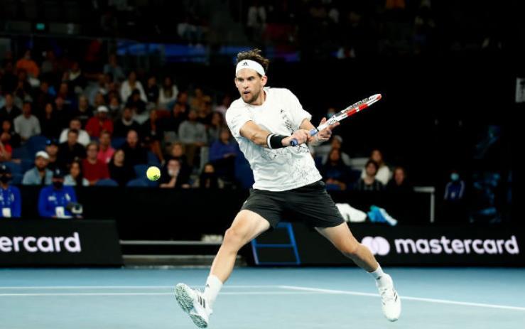  福基纳救两赛点演逆转，爆冷淘汰头号种子