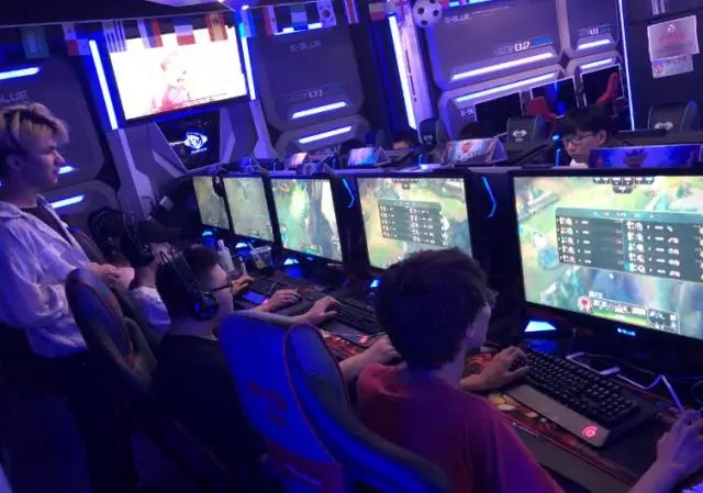  电竞解说激情四射，点燃赛场火热氛围