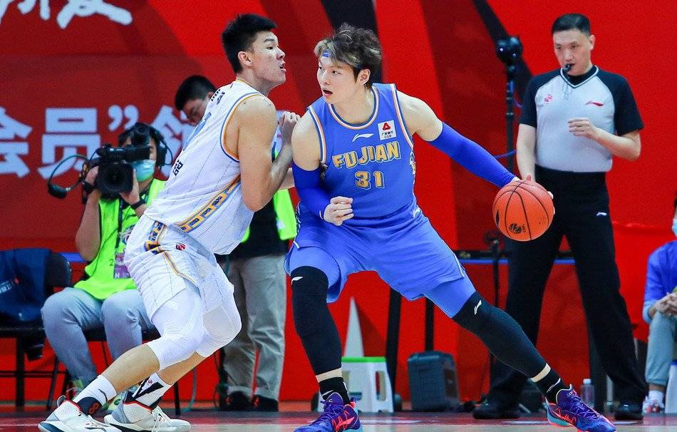  篮球名宿执教青年军，传承经验培育新人