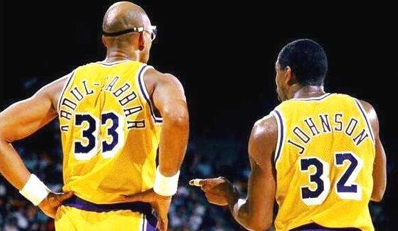  贾巴尔发球上网战术奏效，轻取胜利晋级次轮