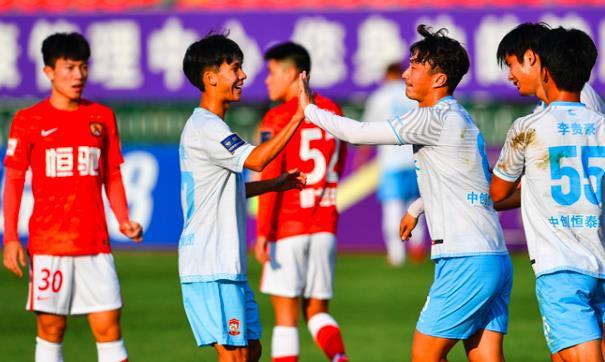  草根球队圆梦记，业余选手击败职业队