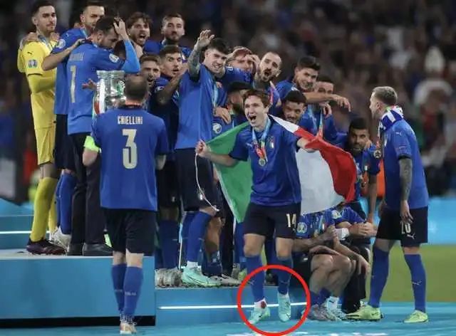  梅总温网决胜盘抢七，惊险捧起冠军奖杯