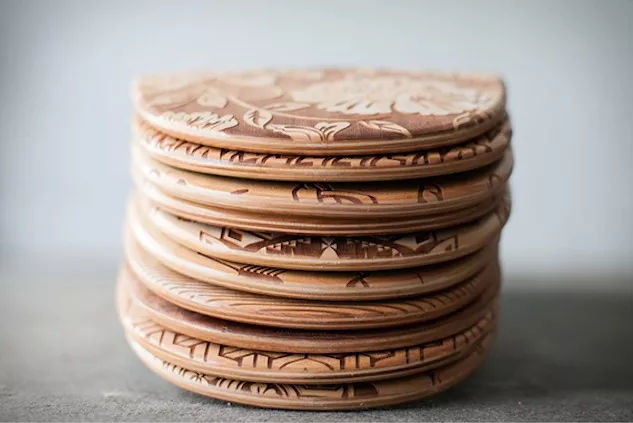  网球拍个性化定制兴起，激光雕刻图案成潮流